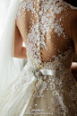 裸背的婚纱美到无可救药 婚纱 礼服 裙子 。美丽的细节。。  #服饰服装制作细节# #时尚优雅# @予心木子