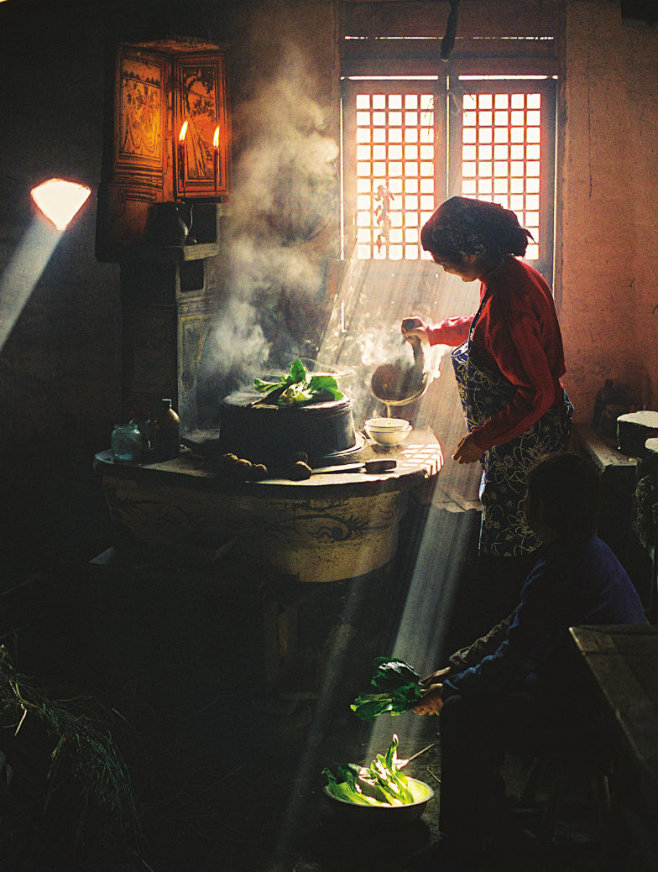 2003年10月，摄影师张觉民在嘉兴市秀洲区新塍镇一户农家拍摄了炊烟下的烹饪场景。作为一种意象元素，袅袅炊烟常常出现在诗词歌赋中，成为思念故里 ...