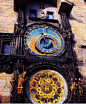 【布拉格天文钟】捷克首都布拉格天文钟，也称为“布拉格占星时钟”，布拉格城老城广场的城市政厅的南面墙上，这座中世纪天文钟十分精美别致，至今走时准确。整个钟充满这神秘和精美的花纹，去捷克旅游的童鞋，不要错过哦。