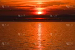 大海在夕阳的照耀下闪闪发光