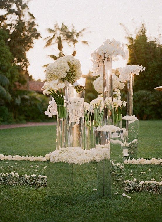 婚礼路引-白色的花艺，透明的底座，浪漫的...