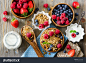 健康的早餐,牛奶什锦早餐,麦片和树莓、蓝莓、草莓、脆面包和酸奶,健康和饮食的概念-食品及饮料