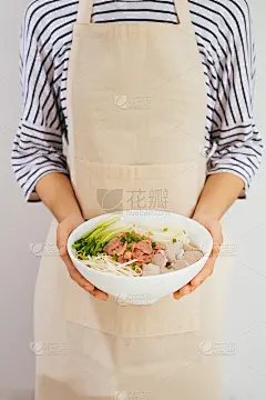 女厨师准备传统的越南汤越南河粉与香草，肉，米粉