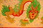 中国公共寺庙中五颜六色的建筑和红龙图案墙画艺术。中国寺庙墙壁上的传统红色龙画