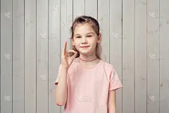 很好。快乐的小女孩表现出OK OK的手势，同意，喜欢和赞美一些好的东西，做出赞美