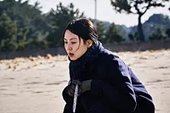 #禾木荐影# 最新熟肉！金敏喜主演的2017年新作《独自在夜晚的海边》，女主角还是洪尚秀电影中外柔内刚、带点神经质的形象，讲述一个漂亮的女演员来到一个海边的小镇，在这里，她邂逅了一个已婚男子，两人的关系朝着不可逆转的方向发展下去的故事。导演洪尚秀，是目前韩国最具实验精神的独立导演，如何 ​​​​...展开全文c