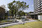 諏訪２丁目住宅建替え計画 Brillia Tama New Town by studio on site :   studio on site ：本計画は、多摩ニュータウン初期分譲である諏訪２丁目住宅の一括立て替えプロジェクトである。6.4haの敷地は、公共歩行者通路が中央を貫通する高低差が18mの斜面地で、その一部には1971年の開発以前から残る雑木林をもつ多摩ニ...