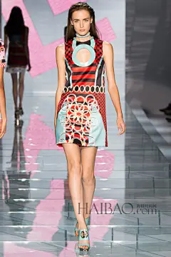 强势摩登女性的柔软内核！范思哲 (Versace) 2015春夏女装秀，海报时尚网带你亲临2015春夏米兰时装周_第7页_范思哲女装