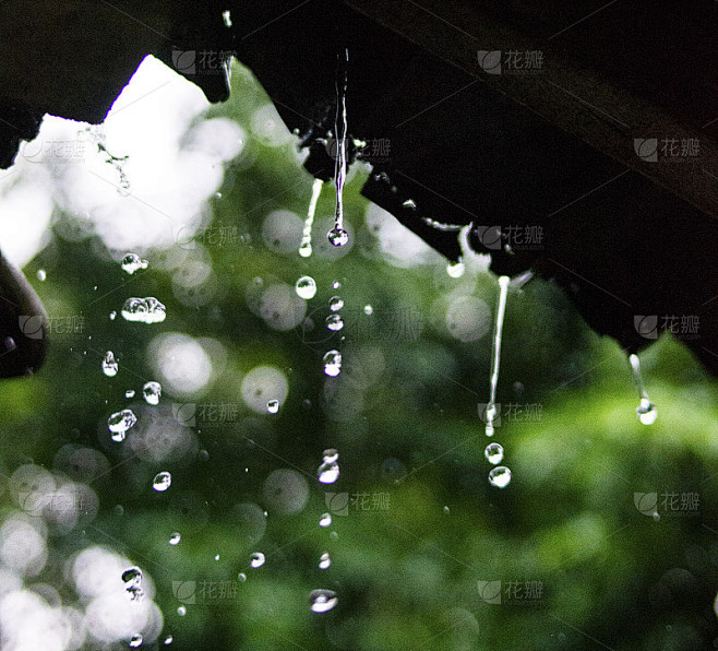 大自然，雨，雨点落在老房子上