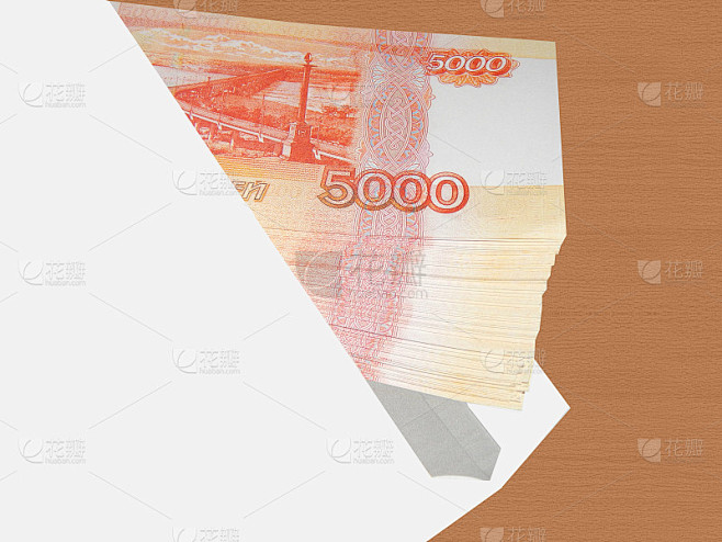信封里有5000卢布的现金
