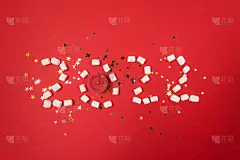 2022由小棉花糖和红烛红色背景快乐的新年目标和生活方式概念横向五彩纸屑