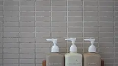 浴室内的瓶子乳液