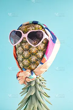 时尚。戴着墨镜和围巾的菠萝潮人，时尚的水果。最小夏季热带概念。创意艺术时尚度假理念。夏日色心情，菠萝