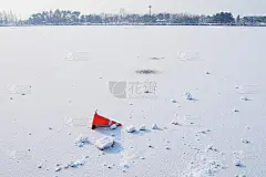 因为天冷，湖结冰了