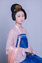 #镜像派# 唐 温庭筠 《南歌子》：“脸上金霞细，眉间翠钿深。”翠钿是花钿的一种，为翠鸟羽毛贴成。现今我们可以用彩色化妆笔画出来。这种眉间妆饰在宋代也有记载，宋 晏殊 《采桑子》：“试摘婵娟，贴向眉心学翠钿。” ​​​​