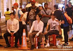 #小浪# 今日有不少网友晒出山下智久 @韩庚 @凤小岳 在马来西亚拍摄《解码者》的片场照，三个帅哥同框啦！图中几位主演在街头拍夜戏，表情严肃→O《解码者》网友路透 追赶戏很拼，颜值很高！(图via logo)
