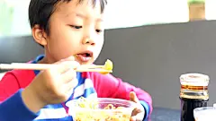 孩子们吃午餐