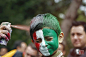 当地时间8月8日，男足半决赛，墨西哥男足战胜日本队之后，一名墨西哥小男孩往自己头上喷漆。REUTERS/Stringer