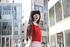 【图】炎热夏日里的“提神良药”！海报时尚网日本街拍之古着聚集地原宿篇240期：简装花样依旧足，混搭也要够清凉