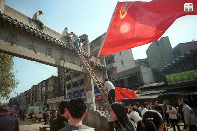 2001年11月7日，湖北武汉，武汉大学...