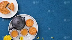 简约的中秋月饼布局，蓝色背景，创意食品设计理念，俯视图，平铺，复制空间。