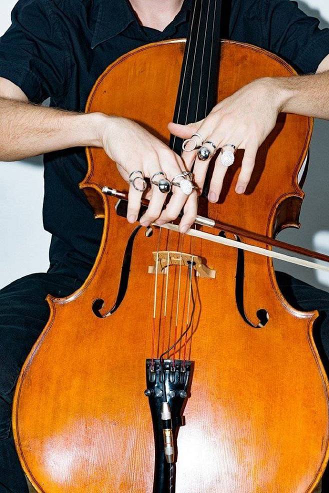 拉琴弹琴的手部姿势素材(年轻人,怕爆肝吗.