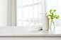 花瓣素材_温泉毛巾，肥皂机和植物叶子的窗户背景_126914987
