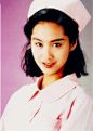 23年前的这部港剧美女如云 王菲李嘉欣朱茵同框比美 : 　　最近翻到了一部很老的港剧《原振侠》，发现这部剧的卡司真心强大。 　　1993年的这部港剧，由黎明、李嘉欣、朱茵、洪欣、王菲主演。这样强大的组合，恐怕不多见了吧。 　　讲真，翻到这部港剧的时候，剧情什么的