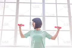 美丽的亚洲女孩，适合运动员在家锻炼和训练