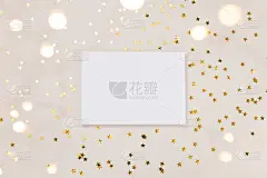 节日黄金背景。空纸空白，闪亮的星星，五彩纸屑和仙女灯在米色和Set Sail香波的背景。圣诞节。的婚