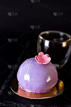 紫色的蛋糕。黑醋栗蛋糕。圆饼在镜中釉。