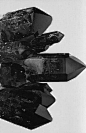 #宝石之国# 黑曜石【Obsidian】极为常见的一种黑色宝石，是由火山运动后突然冷却的岩浆形成的天然玻璃。

因为是天然玻璃，所以黑曜石有和玻璃一样的特性，切口非常锋利，所以有用黑曜石做刀刃的。同时黑曜石在各种文化中都有辟邪的寓意。在权利的游戏中用于对抗异鬼的“龙晶”【dragon glass】也正是黑曜石。

黑曜石的晶体说实话并没什么特别的美感，但是成片存在的时候有种莫名的美感。大块的黑色晶体非常酷，还可以磨成镜子，总感觉要召唤出什么来了呢。