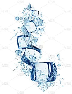 冰块在水中的溅上孤立的白