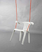 [自娱自乐“不务正业”的花园椅] 你一定看过这张白色塑胶花园椅，但你可能不知道它在设计界可是相当“声名狼藉”的。德国艺术家Bert Loeschner便展开一项企划'Monobloc'，将这随处可见的塑胶椅赋与生命，让它演绎自己在设计文化中的角色；但椅子生来不就是给屁股坐的吗？来看看不务正业的椅子究竟都在做什么吧！防水花园椅。怎么防？拿把伞自己防咯！仆人摸样款花园椅。需要什么主人尽管吩咐。可以搭顺风车去垃圾场么？Bert Loeschner利用加热的方式将椅子变形、重塑，让原......
