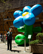 装置艺术｜冰冷的城市开出了巨型花朵 :  Grown Up Flowers Playlab, Inc. · GROWN UP FLOWERS是PLAYLAB, INC.于2018年5月推出的一个多站点装置，由美洲大道协会主办。巨大的充气