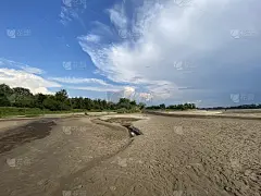 这条河的沙岸悬着