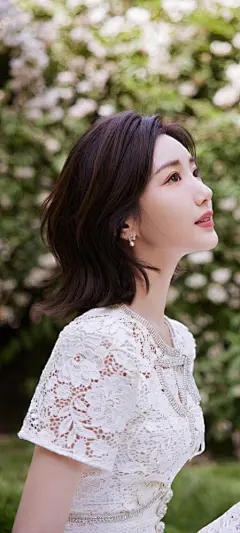 户外 白色裙子美女毛晓彤手机壁纸