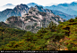 黄山山脉山峰山奇峰 远山连绵起伏 中国水墨画 巍峨雄壮大气 迎客松植被覆盖 绿色树木松树植物 国家5A级旅游景区 世界自然遗产 文化遗产 中华十大名山 天下第一奇山 世界地质公园 黟山峰岩青黑奇松怪石 安徽旅游标志