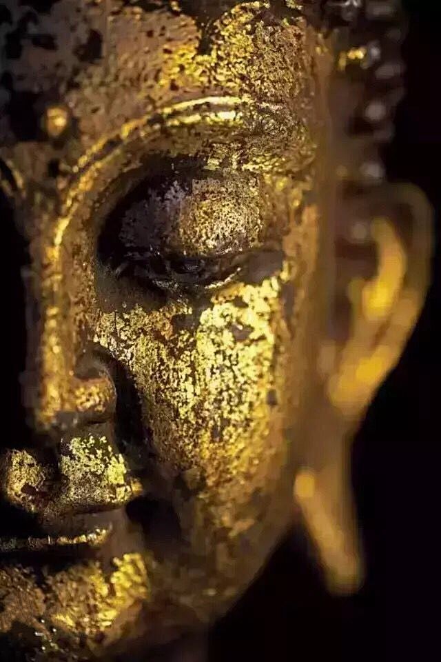 金铜佛像是用铜或者青铜铸造，表面鎏金的佛...