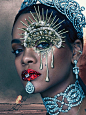 #Archive# 原来 Rihanna 在 2016 年 W 杂志九月刊封面上的王冠，是一百年历史的古董…

这顶头冠是 Cartier 在 1902 年为英国王室成员埃塞克斯伯爵夫人制作的，由 1048 颗钻石组成，非常华丽… 另外 Rihanna 脖子上的钻石 Choker 也是古董，是 Cartier 1906 年为名媛 Mary Scott Townsend 制作的。好马 ​​​​...展开全文c