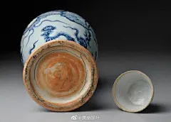                                                                                                         【黄清华老师朋友圈】
  前日在河南博物院看到来自周宪王陵出土的一个梅瓶盖，深感眼熟，回来想起来，原来与日本大阪市立东洋陶瓷美术馆收藏的【洪武 青花云龙纹春寿梅瓶】的盖子同出一窑，由此可以推测当年，该处开封朱仙镇周宪王陵当年陪葬可是存在同款的春寿梅瓶，可惜后来，盖与瓶身散失。另一个周 ​​​​...展
