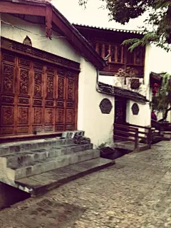 最后一天，雨后丽江。镇上行走的几乎没有游人。踏着雨中的石板路，冥想,安琪拉的圣歌