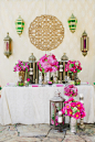 摩洛哥风格的华丽装饰风，摩洛哥风格十足的金色器皿与桃红色的花艺搭配，很靓丽的色彩 - 摩洛哥风格的华丽装饰风，摩洛哥风格十足的金色器皿与桃红色的花艺搭配，很靓丽的色彩婚纱照欣赏