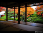 源光庵位于京都府京都市北区，内有两窗，一为“顿悟之窗”，另一个叫“”迷惘之窗。圆形的是“顿悟之窗”，方形的是“迷惘之窗”。