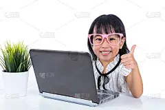 微笑的亚洲中国小女孩用笔记本电脑，竖起大拇指