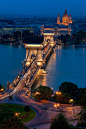 塞切尼链桥。布达佩斯的夜景.