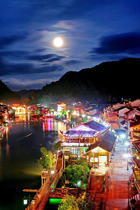 凤凰古镇的夜景。美