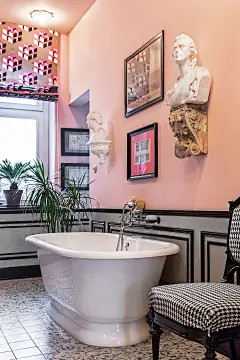 满足新老在柏林。当托马斯·车偶然发现了一个最初的1901年柏林公寓公寓,聽所有原来的细节和功能完整,他知道他是注定要让它自己。德国设计师一直受文化历史,这解释了他的本事聽修复和旧世界的对象和家具。但是,也没有太宝贵了,他使用明亮的聽颜色,大胆的壁纸和古怪的装饰使其感到现代和放松。一个完美的平衡。