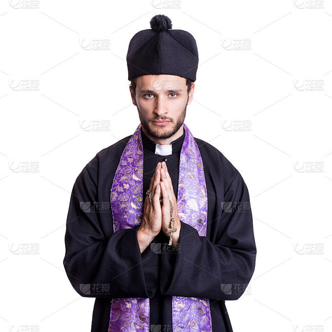 年轻的天主教神父在祈祷