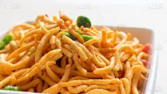 Murukku或Mix Namkeen木质表面